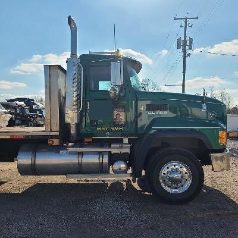 2005 MACK CL713 7181618411