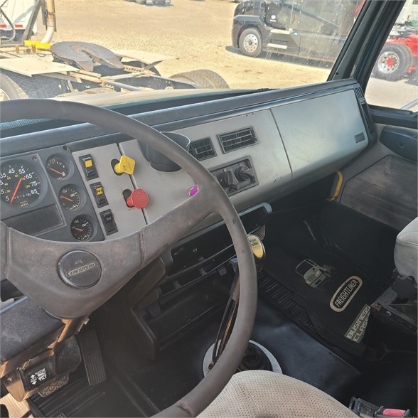 1998 FREIGHTLINER FL70 8033024013