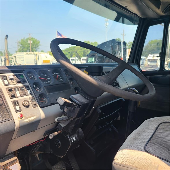 1998 FREIGHTLINER FL70 8033024015